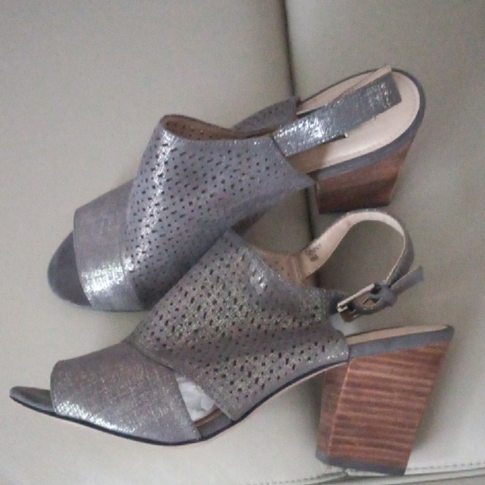 Isaac Mizrahi Ginny Silver Perforated Peep-Toe Slingback Block Heels Size 8M